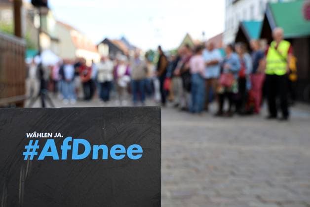 Wahlkampf der AfD zur Landtagswahl in Sachsen-Anhalt 24.08.2026, Naumburg, Wahlkampf der AfD auf dem Naumburger Marktplatz, am 06.09.2026 wird der neue Landtag in Sachsen-Anhalt gewaehlt im Bild: Gegenveranstaltung auf dem Holzmarkt - Plakate mit der Aufschrift AfDnee *** AfD campaign for the state election in Saxony-Anhalt, August 24, 2026, Naumburg, AfD campaign rally on Naumburg’s market square; on September 6, 2026, the new state parliament of Saxony-Anhalt will be elected. Pictured: a counter-rally on the Holzmarkt featuring posters reading AfDnee.