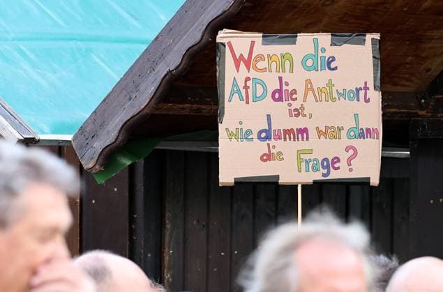 Wahlkampf der AfD zur Landtagswahl in Sachsen-Anhalt 24.08.2026, Naumburg, Wahlkampf der AfD auf dem Naumburger Marktplatz, am 06.09.2026 wird der neue Landtag in Sachsen-Anhalt gewaehlt im Bild: Gegenveranstaltung auf dem Holzmarkt - ein Plakat mit der Aufschrift Wenn die AfD die Antwort ist, wie dumm war dann die Frage? *** AfD campaign for the state election in Saxony-Anhalt, August 24, 2026, Naumburg, AfD campaign rally on Naumburg’s market square; on September 6, 2026, the new state parliament of Saxony-Anhalt will be elected. Pictured: a counter-rally on the Holzmarkt featuring a poster reading, If the AfD is the answer, how stupid was the question?