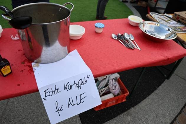 Wahlkampf der AfD zur Landtagswahl in Sachsen-Anhalt 24.08.2026, Naumburg, Wahlkampf der AfD auf dem Naumburger Marktplatz, am 06.09.2026 wird der neue Landtag in Sachsen-Anhalt gewaehlt im Bild: Gegenveranstaltung auf dem Holzmarkt - ein Topf mit Kartoffelsuppe fuer die Gaeste der Veranstaltung, auf einem Schild kann man lesen Echte Kartoffeln fuer Alle *** AfD campaign for the state legislative election in Saxony-Anhalt, August 24, 2026, Naumburg, AfD campaign rally on Naumburg’s market square; on September 6, 2026, the new state parliament of Saxony-Anhalt will be elected. Pictured: a counter-rally on the Holzmarkt, featuring a pot of potato soup for the event’s guests; a sign reads Real Potatoes for Everyone.