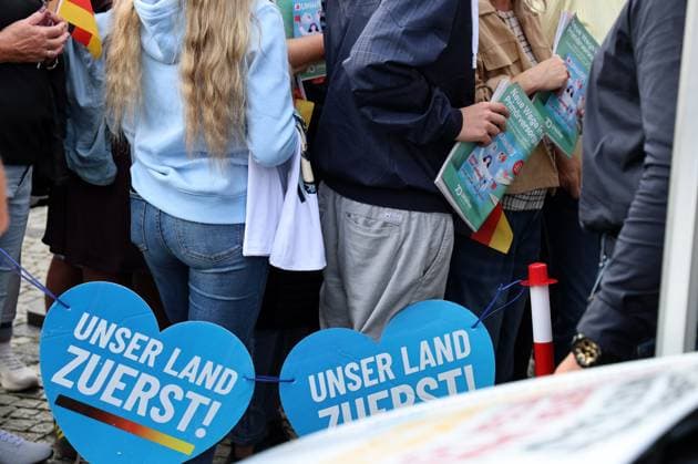 Wahlkampf der AfD zur Landtagswahl in Sachsen-Anhalt 24.08.2026, Naumburg, Wahlkampf der AfD auf dem Naumburger Marktplatz, am 06.09.2026 wird der neue Landtag in Sachsen-Anhalt gewaehlt im Bild: Spitzenkandidat Ulrich Siegmund (AfD) gibt Autogramme, potentielle Waehler haben die Zeitschrift Der Spiegel in der Hand, um diese signieren zu lassen (auf dem Titel ist Siegmund, an einer Absperrung haengen Herzen mit der Aufschrift Unser Land zuerst! *** AfD campaign for the state election in Saxony-Anhalt, August 24, 2026, Naumburg, AfD campaign rally on Naumburg’s market square; on September 6, 2026, the new state parliament of Saxony-Anhalt will be elected. In the photo, AfD lead candidate Ulrich Siegmund is signing autographs, potential v