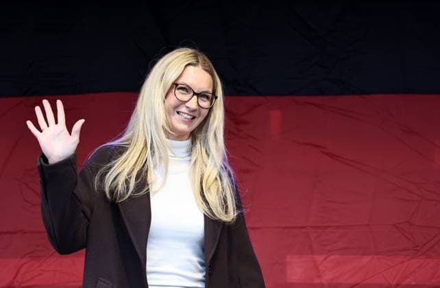 Wahlkampf der AfD zur Landtagswahl in Sachsen-Anhalt 24.08.2026, Naumburg, Wahlkampf der AfD auf dem Naumburger Marktplatz, am 06.09.2026 wird der neue Landtag in Sachsen-Anhalt gewaehlt im Bild: Kandidatin Juliane Waehler (AfD) fuer das Direktmandat im Wahlkreis 40 auf der Buehne *** AfD campaign for the state election in Saxony-Anhalt, August 24, 2026, Naumburg, AfD campaign event on Naumburg’s market square; on September 6, 2026, the new state parliament of Saxony-Anhalt will be elected. Pictured: AfD candidate Juliane Waehler, running for a direct seat in Constituency 40, on stage