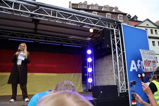 Wahlkampf der AfD zur Landtagswahl in Sachsen-Anhalt 24.08.2026, Naumburg, Wahlkampf der AfD auf dem Naumburger Marktplatz, am 06.09.2026 wird der neue Landtag in Sachsen-Anhalt gewaehlt im Bild: Kandidatin Juliane Waehler (AfD) fuer das Direktmandat im Wahlkreis 40 auf der Buehne *** AfD campaign for the state election in Saxony-Anhalt, August 24, 2026, Naumburg, AfD campaign event on Naumburg’s market square; on September 6, 2026, the new state parliament of Saxony-Anhalt will be elected. Pictured: AfD candidate Juliane Waehler, running for a direct seat in Constituency 40, on stage