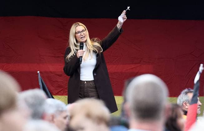 Wahlkampf der AfD zur Landtagswahl in Sachsen-Anhalt 24.08.2026, Naumburg, Wahlkampf der AfD auf dem Naumburger Marktplatz, am 06.09.2026 wird der neue Landtag in Sachsen-Anhalt gewaehlt im Bild: Kandidatin Juliane Waehler (AfD) fuer das Direktmandat im Wahlkreis 40 auf der Buehne *** AfD campaign for the state election in Saxony-Anhalt, August 24, 2026, Naumburg, AfD campaign rally on Naumburg’s market square; on September 6, 2026, the new state parliament of Saxony-Anhalt will be elected. Pictured: AfD candidate Juliane Waehler, running for a direct seat in Constituency 40, on stage