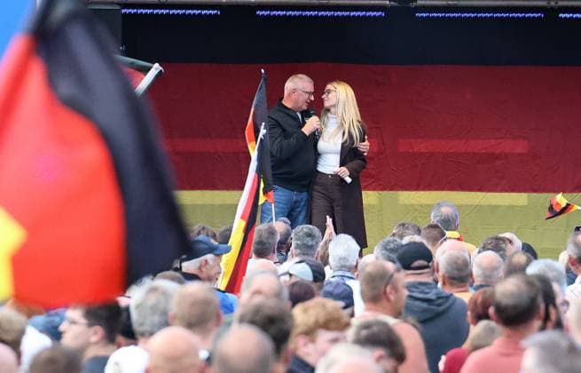Wahlkampf der AfD zur Landtagswahl in Sachsen-Anhalt 24.08.2026, Naumburg, Wahlkampf der AfD auf dem Naumburger Marktplatz, am 06.09.2026 wird der neue Landtag in Sachsen-Anhalt gewaehlt im Bild: Kandidatin Juliane Waehler (AfD) fuer das Direktmandat im Wahlkreis 40 auf der Buehne, hier mit ihrem Vater Lothar Waehler (AfD) *** AfD campaign for the state election in Saxony-Anhalt, August 24, 2026, Naumburg, AfD campaign rally at Naumburg’s market square; on September 6, 2026, the new state parliament of Saxony-Anhalt will be elected. Pictured: AfD candidate Juliane Waehler, running for a direct seat in Constituency 40, on stage, shown here with her father, Lothar Waehler of the AfD