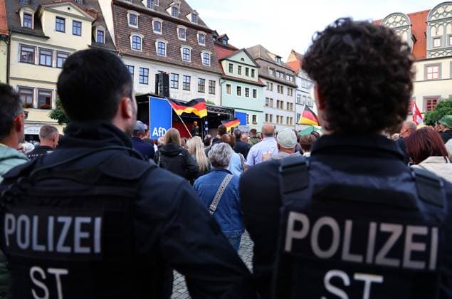 Wahlkampf der AfD zur Landtagswahl in Sachsen-Anhalt 24.08.2026, Naumburg, Wahlkampf der AfD auf dem Naumburger Marktplatz, am 06.09.2026 wird der neue Landtag in Sachsen-Anhalt gewaehlt im Bild: Martin Reichardt (AfD MdB) auf der Buehne, Polizisten sichern die Veranstaltung ab *** AfD campaign for the state election in Saxony-Anhalt on August 24, 2026, Naumburg, AfD campaign rally on Naumburg’s market square; on September 6, 2026, the new state parliament of Saxony-Anhalt will be elected. Pictured: Martin Reichardt, AfD Member of the Bundestag, on stage; police officers are securing the event