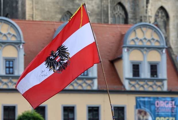 Wahlkampf der AfD zur Landtagswahl in Sachsen-Anhalt 24.08.2026, Naumburg, Wahlkampf der AfD auf dem Naumburger Marktplatz, am 06.09.2026 wird der neue Landtag in Sachsen-Anhalt gewaehlt im Bild: eine Flagge Oesterreichs mit einem Autogramm von Spitzenkandidat Ulrich Siegmund (AfD) wird geschwenkt *** AfD campaign for the state election in Saxony-Anhalt, August 24, 2026, Naumburg, AfD campaign rally on Naumburg’s market square; on September 6, 2026, the new state parliament of Saxony-Anhalt will be elected. Pictured: an Austrian flag autographed by AfD lead candidate Ulrich Siegmund is being waved.
