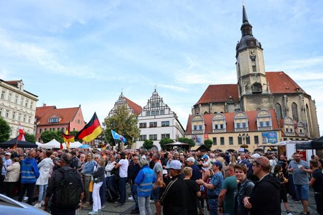 Wahlkampf der AfD zur Landtagswahl in Sachsen-Anhalt 24.08.2026, Naumburg, Wahlkampf der AfD auf dem Naumburger Marktplatz, am 06.09.2026 wird der neue Landtag in Sachsen-Anhalt gewaehlt im Bild: Uebersicht, im Hintergrund die Stadtkirche St.Wenzel *** AfD campaign for the state election in Saxony-Anhalt, August 24, 2026, Naumburg, AfD campaign rally on Naumburg’s market square; on September 6, 2026, the new state parliament of Saxony-Anhalt will be elected. The photo shows an overview of the scene, with St. Wenzel’s City Church in the background.