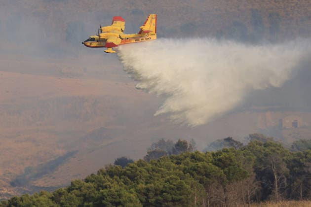 Aerial firefighting efforts battle forest fire near Trapani in Sicily, Italy TRAPANI, ITALY - AUGUST 24: Firefighting aircraft and helicopters battle a forest fire on the slopes of Mount Polizo near Trapani on the Italian island of Sicily, on August 24, 2026. Emergency teams launched an aerial operation, deployed three helicopters and two firefighting planes to contain the blaze and prevent it from spreading across the forested terrain. Alberto Lo Bianco Anadolu Trapani Italy. Editorial use only. Please get in touch for any other usage.  Copyright: x2026xAnadoluxAlbertoxLoxBiancox