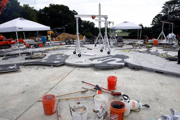 August 24, 2026, Washington, District Of Columbia, USA: Construction of the helipad of the White House in Washington DC, USA, 24 August 2026. President Trump invited families and children of back-to-school event which he was hosting in the Rose Garden, to view the construction of the helipad on the South Lawn Washington USA - ZUMAs152 20260824_faa_s152_005 Copyright: xWillxOliverx-xPoolxviaxCNPx