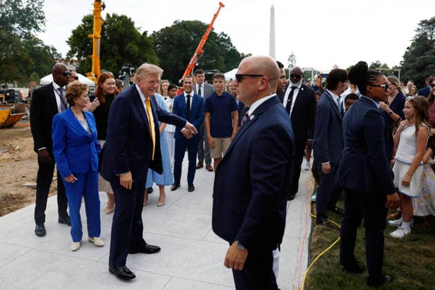 Trump Remarks at a School Choice Event at the White House United States President Donald J Trump (C) and SUS ecretary of Education Linda McMahon (C-L) at the construction site of a helipad on the South Lawn of the White House in Washington DC, USA, 24 August 2026. President Trump invited families and children of back-to-school event which he was hosting in the Rose Garden, to view the construction. Credit: Will Oliver Pool via CNP Washington District of Columbia United States of America EDITORIAL USE ONLY Copyright: xx WH-2408-017-6513898 WillxOliverx-xPoolxviaxCNPx cnpphotos339663