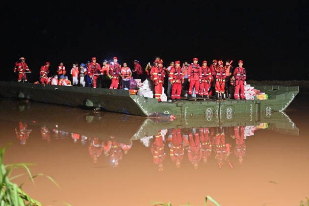 (260825) -- NINGMING, Aug. 25, 2026 -- A powered pontoon bridge sails in the flooded area in Beijiang Township, Ningming County, south China s Guangxi Zhuang Autonomous Region, Aug. 24, 2026. Rescue forces have been deployed in Ningming County where typhoon-triggered heavy rainfall caused flood. A powered pontoon bridge was deployed for emergency rescue operations on Monday. ) CHINA-GUANGXI-HEAVY RAINFALL-RESPONSE (CN) ZhouxHua 