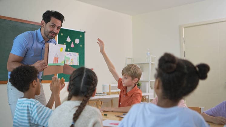 Kunstlehrer, der einer heterogenen Schülergruppe im Klassenzimmer ein farbenfrohes Gemälde vorstellt, Art teacher presenting colorful painting to diverse students in classroom, inspiring creativity and imagination (License=RF) ,model released, Symbolfoto Copyright: xZoonar.com SunanxWongsa-ngax 25446009 ,model released, Symbolfoto ,property released