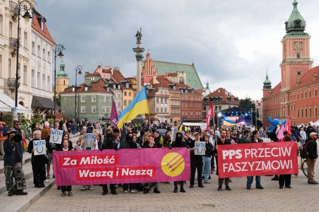 August 24, 2026, Warsaw, Masovian Voivodeship, Poland: Polish antifascist groups protest against a far-right, anti-Ukrainian counter-demonstration during celebrations of Ukraine s 35th Independence Day in Warsaw, Poland. The event was organized by Ukrainian diaspora organizations and Polish activist groups in solidarity with Ukraine during a time of heightened tensions between Poles and Ukrainian migrants, with recent acts of xenophobic, anti-Ukrainian violence being incited by Polish far-right groups and politicians. The banner on the left reads for love, yours and ours while th ebanner on the right reads PPS against fascism. Warsaw Poland - ZUMAk204 20260824_zip_k204_034 Copyright: xRomanxKozielx