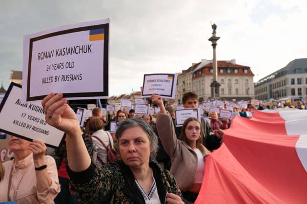 August 24, 2026, Warsaw, Masovian Voivodeship, Poland: People hold up placards with the names of Ukrainians killed in Russian attacks as others hold a giant Polish flag during celebrations of Ukraine s 35th Independence Day in Warsaw, Poland. The event was organized by Ukrainian diaspora organizations and Polish activist groups in solidarity with Ukraine during a time of heightened tensions between Poles and Ukrainian migrants, with recent acts of xenophobic, anti-Ukrainian violence being incited by Polish far-right groups and politicians. Warsaw Poland - ZUMAk204 20260824_zip_k204_053 Copyright: xRomanxKozielx