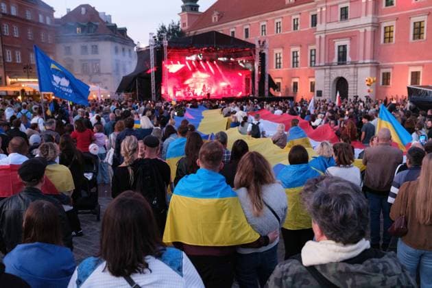 August 24, 2026, Warsaw, Masovian Voivodeship, Poland: A huge crowd watches Polish singer and musician Krzysztof Zalewski perform during celebrations of Ukraine s 35th Independence Day in Warsaw, Poland. The event was organized by Ukrainian diaspora organizations and Polish activist groups in solidarity with Ukraine during a time of heightened tensions between Poles and Ukrainian migrants, with recent acts of xenophobic, anti-Ukrainian violence being incited by Polish far-right groups and politicians. Warsaw Poland - ZUMAk204 20260824_zip_k204_063 Copyright: xRomanxKozielx