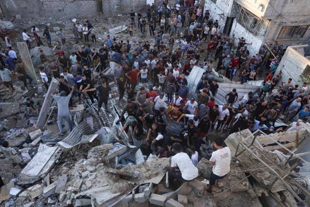 Gaza City Israeli Airstrike Al Bureij Camp Palestinians search through a crater and the rubble of a destroyed building at Al-Bureij Camp in Gaza City, Gaza Strip, on August 24, 2026. An Israeli airstrike allegedly destroyed a family s home in the camp, killing a child and injuring several others amid continued strikes across the territory. Gaza Gaza Strip Palestinian Territories Copyright: xAhmedxYounisx