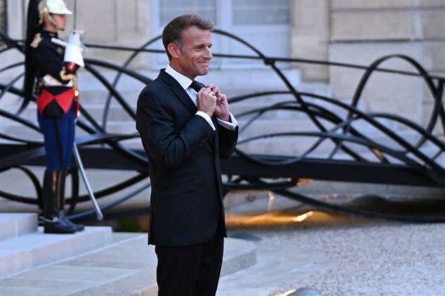 Emmanuel Macron welcomes the Crown Prince of Saudi Arabia, Mohammed bin Salman. French President Emmanuel Macron welcomes Saudi Arabia’s Crown Prince Mohammed bin Salman as he arrives for a state dinner in his honor at the Élysée Palace in Paris on August 24, 2026. 459124 2026 08 24 Paris, France  Copyright: xL.Urmanx xStarfacex STAR_459124_011