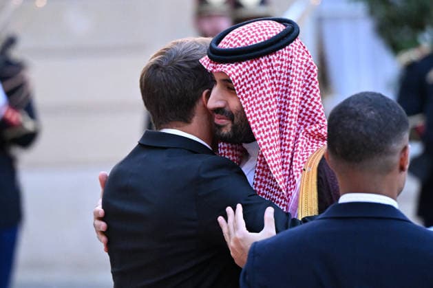 Emmanuel Macron welcomes the Crown Prince of Saudi Arabia, Mohammed bin Salman. French President Emmanuel Macron welcomes Saudi Arabia’s Crown Prince Mohammed bin Salman as he arrives for a state dinner in his honor at the Élysée Palace in Paris on August 24, 2026. 459124 2026 08 24 Paris, France  Copyright: xL.Urmanx xStarfacex STAR_459124_012