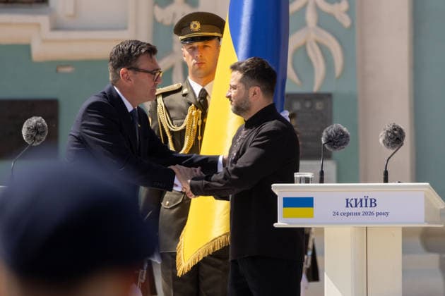 Die Ukraine feiert ihren 35. Unabhaengigkeitstag am 24.08.2026 Praesident Wolodymyr Selenskyj.Li:Andy BURNHAM (Premierminister Grossbritannien). Die Ukraine feiert ihren 35. Unabhaengigkeitstag am 24.08.2026 in Kiew, President Takes Part in Events on Ukraine s Independence Day Press Service Of The President Of Ukraine via SVEN SIMON Fotoagentur GmbH & Co. Pressefoto KG Seidlhofstr.10 85540 Haar GLS Bank IBAN DE75 4306 0967 4030 0251 00 BIC GENODEM1GLS www.svensimon.net Kiew Ukraine *** Ukraine will celebrate its 35th Independence Day on August 24, 2026. President Volodymyr Zelenskyy, Li Andy BURNHAM, Prime Minister of the United Kingdom. Ukraine will celebrate its 35th Independence Day on August 24, 2026, in Kiew, President Poolfoto SvenSimon-Press Service Of The President Of Ukraine ,EDITORIAL USE ONLY