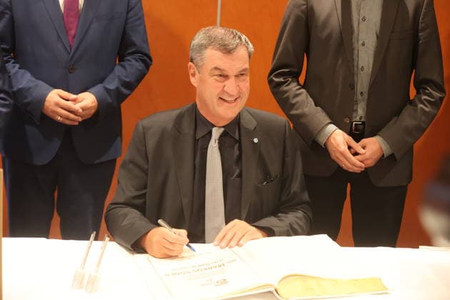 Bayerns Ministerpräsident Markus Söder beim Eintrag in das Goldene Buch bei einer Wahlkampfveranstaltung im HKK Hotel. Wernigerode, 24.08.2026 *** Bavaria s Minister President Markus Söder signing the Golden Book at a campaign event at the HKK Hotel in Wernigerode, August 24, 2026 Copyright: xAgenturxMatthiasxWehnertx xM.xGränzdörferx