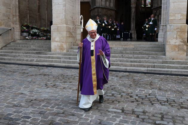 Franccis Patriat Funeral - Semur-en-Auxois Priest during the funeral of French senator and former minister François Patriat at the Collégiale Notre-Dame in his birth town of Semur-en-Auxois, Côte-d’Or, France on August 25, 2026. Patriat, former Socialist ,was the group leader of Macron s party in the Senate. He died at 83 following a serious cycling accident. Photo by Raphael Lafargue ABACAPRESS.COM Semur-en-Auxois France  Copyright: xLafarguexRaphael ABACAx