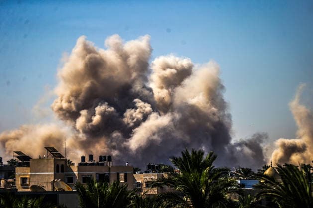 Israeli forces blow up residential buildings in Gaza, Palestine GAZA, PALESTINE - AUGUST 25: Thick smoke rises over residential areas after Israeli forces detonated explosives at civilian homes despite the ceasefire in Deir al-Balah, central Gaza, Palestine on August 25, 2026. Ali Jadallah Anadolu Deir Balah Gaza. Editorial use only. Please get in touch for any other usage.  Copyright: x2026xAnadoluxAlixJadallahx