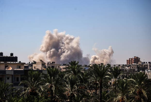 Israeli forces blow up residential buildings in Gaza, Palestine GAZA, PALESTINE - AUGUST 25: Thick smoke rises over residential areas after Israeli forces detonated explosives at civilian homes despite the ceasefire in Deir al-Balah, central Gaza, Palestine on August 25, 2026. Ali Jadallah Anadolu Deir Balah Gaza. Editorial use only. Please get in touch for any other usage.  Copyright: x2026xAnadoluxAlixJadallahx