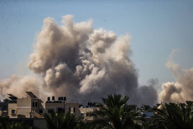 Israeli forces blow up residential buildings in Gaza, Palestine GAZA, PALESTINE - AUGUST 25: Thick smoke rises over residential areas after Israeli forces detonated explosives at civilian homes despite the ceasefire in Deir al-Balah, central Gaza, Palestine on August 25, 2026. Ali Jadallah Anadolu Deir Balah Gaza. Editorial use only. Please get in touch for any other usage.  Copyright: x2026xAnadoluxAlixJadallahx