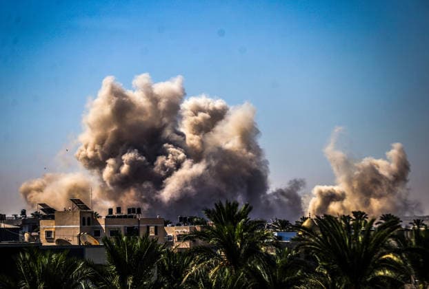 Israeli forces blow up residential buildings in Gaza, Palestine GAZA, PALESTINE - AUGUST 25: Thick smoke rises over residential areas after Israeli forces detonated explosives at civilian homes despite the ceasefire in Deir al-Balah, central Gaza, Palestine on August 25, 2026. Ali Jadallah Anadolu Deir Balah Gaza. Editorial use only. Please get in touch for any other usage.  Copyright: x2026xAnadoluxAlixJadallahx