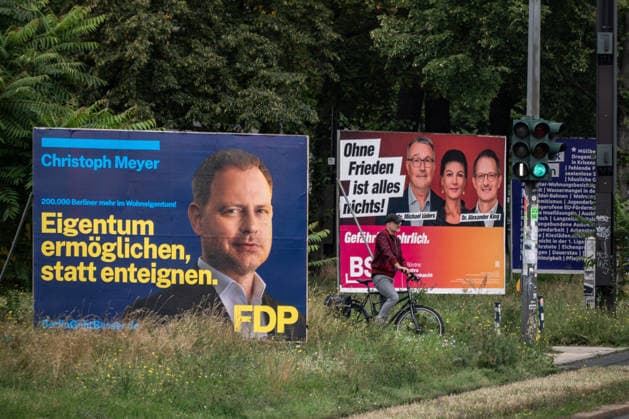Wahlplakat der FDP Kandidat Christoph Meyer in Berlin Friedrichshain am 24. August 2026. Kieztour Freidrichshain-Kreuzberg *** Election poster for FDP candidate Christoph Meyer in Berlin s Friedrichshain district on August 24, 2026—neighborhood tour of Friedrichshain and Kreuzberg