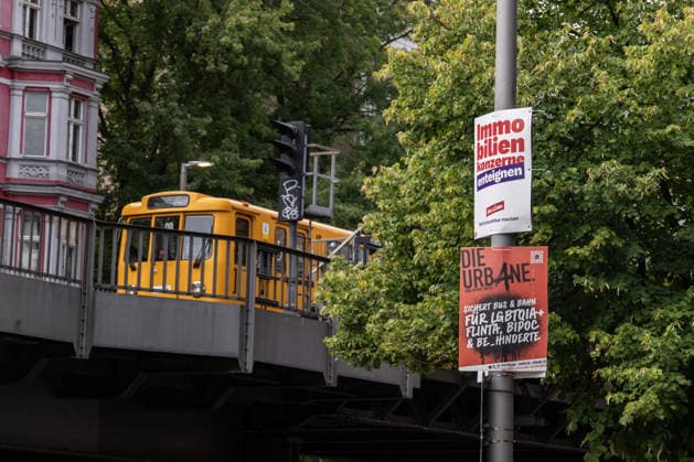 Wahlplakate und Bahnzug am Görlitzer Park in Berlin Kreuzberg am 24. August 2026. Kieztour Freidrichshain-Kreuzberg *** Election posters and a train banner at Görlitzer Park in Berlin Kreuzberg on August 24, 2026—Friedrichshain-Kreuzberg Neighborhood Tour