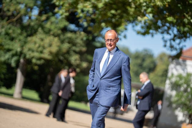 Bundeskanzler Friedrich Merz gibt zu Beginn der Klausurtagung ein Pressestatement vor Schloss Neuhardenberg;Kabinettsklausur der Deutschen Bundesregierung auf Schloss Neuhardenberg, Märkisch-Oderland Brandenburg Deutschland Schloss Neuhardenberg *** At the start of the closed-door meeting, Chancellor Friedrich Merz delivers a press statement in front of Neuhardenberg Castle. Closed-door cabinet meeting of the German Federal Government at Neuhardenberg Castle, Märkisch Oderland, Brandenburg, Germany. Neuhardenberg Castle