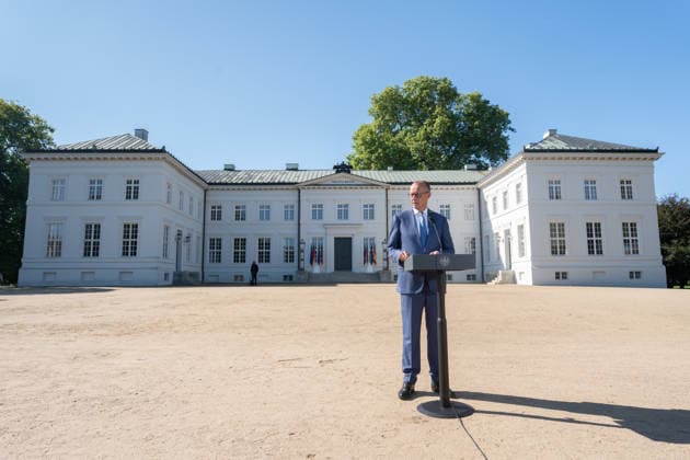 Bundeskanzler Friedrich Merz gibt zu Beginn der Klausurtagung ein Pressestatement vor Schloss Neuhardenberg;Kabinettsklausur der Deutschen Bundesregierung auf Schloss Neuhardenberg, Märkisch-Oderland Brandenburg Deutschland Schloss Neuhardenberg *** At the start of the closed-door meeting, Chancellor Friedrich Merz delivers a press statement in front of Neuhardenberg Castle. Closed-door cabinet meeting of the German Federal Government at Neuhardenberg Castle, Märkisch Oderland, Brandenburg, Germany. Neuhardenberg Castle
