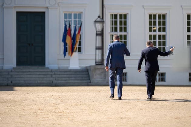 Bundeskanzler Friedrich Merz gibt zu Beginn der Klausurtagung ein Pressestatement vor Schloss Neuhardenberg;Kabinettsklausur der Deutschen Bundesregierung auf Schloss Neuhardenberg, Märkisch-Oderland Brandenburg Deutschland Schloss Neuhardenberg *** At the start of the closed-door meeting, Chancellor Friedrich Merz delivers a press statement in front of Neuhardenberg Castle. Closed-door cabinet meeting of the German Federal Government at Neuhardenberg Castle, Märkisch Oderland, Brandenburg, Germany. Neuhardenberg Castle