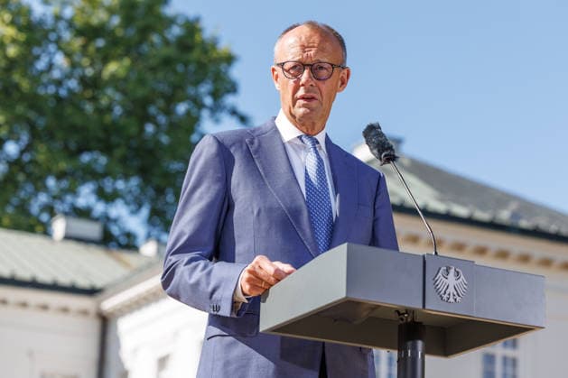 Kabinettsklausur im Schloss Neuhardenberg Bundeskanzler Friedrich Merz (CDU) bei einer Kabinettsklausur am 25.08.26 im Schloss Neuhardenberg in Brandenburg. Brandenburg Deutschland Schloss Neuhardenberg *** Cabinet Retreat at Neuhardenberg Castle: Federal Chancellor Friedrich Merz (CDU) at a cabinet retreat on August 25, 2026, at Neuhardenberg Castle in Brandenburg, Germany; Neuhardenberg Castle