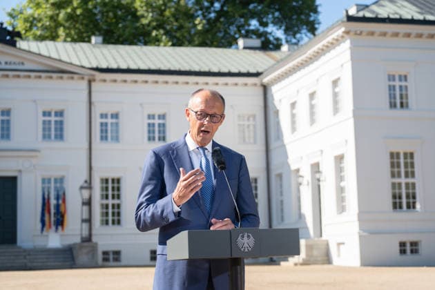 Bundeskanzler Friedrich Merz gibt zu Beginn der Klausurtagung ein Pressestatement vor Schloss Neuhardenberg;Kabinettsklausur der Deutschen Bundesregierung auf Schloss Neuhardenberg, Märkisch-Oderland Brandenburg Deutschland Schloss Neuhardenberg *** At the start of the closed-door meeting, Chancellor Friedrich Merz delivers a press statement in front of Neuhardenberg Castle. Closed-door cabinet meeting of the German Federal Government at Neuhardenberg Castle, Märkisch Oderland, Brandenburg, Germany. Neuhardenberg Castle