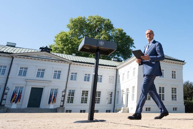 Bundeskanzler Friedrich Merz gibt zu Beginn der Klausurtagung ein Pressestatement vor Schloss Neuhardenberg;Kabinettsklausur der Deutschen Bundesregierung auf Schloss Neuhardenberg, Märkisch-Oderland Brandenburg Deutschland Schloss Neuhardenberg *** At the start of the closed-door meeting, Chancellor Friedrich Merz delivers a press statement in front of Neuhardenberg Castle. Closed-door cabinet meeting of the German Federal Government at Neuhardenberg Castle, Märkisch Oderland, Brandenburg, Germany. Neuhardenberg Castle