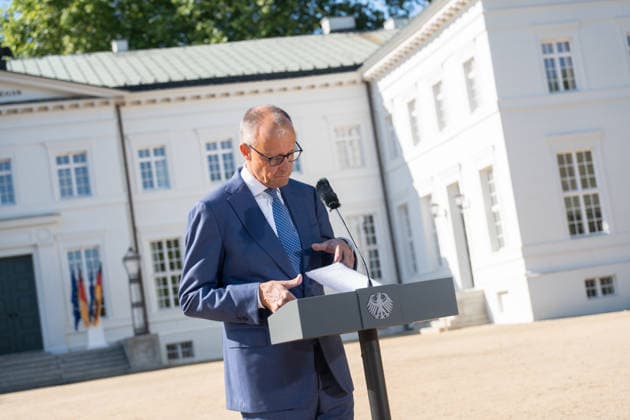 Bundeskanzler Friedrich Merz gibt zu Beginn der Klausurtagung ein Pressestatement vor Schloss Neuhardenberg;Kabinettsklausur der Deutschen Bundesregierung auf Schloss Neuhardenberg, Märkisch-Oderland Brandenburg Deutschland Schloss Neuhardenberg *** At the start of the closed-door meeting, Chancellor Friedrich Merz delivers a press statement in front of Neuhardenberg Castle. Closed-door cabinet meeting of the German Federal Government at Neuhardenberg Castle, Märkisch Oderland, Brandenburg, Germany. Neuhardenberg Castle