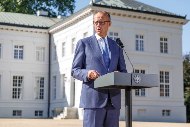 Kabinettsklausur im Schloss Neuhardenberg Bundeskanzler Friedrich Merz (CDU) bei einer Kabinettsklausur am 25.08.26 im Schloss Neuhardenberg in Brandenburg. Brandenburg Deutschland Schloss Neuhardenberg *** Cabinet Retreat at Neuhardenberg Castle: Federal Chancellor Friedrich Merz (CDU) at a cabinet retreat on August 25, 2026, at Neuhardenberg Castle in Brandenburg, Germany; Neuhardenberg Castle