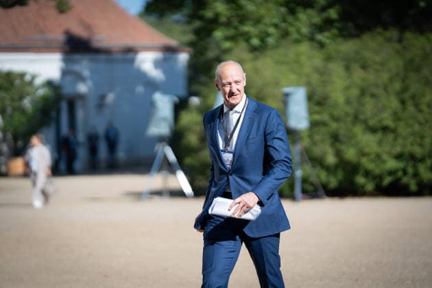 Roland Busch, Vorstandsvorsitzender - CEO Siemens AG bei seiner Ankunft;Kabinettsklausur der Deutschen Bundesregierung auf Schloss Neuhardenberg, Märkisch-Oderland Brandenburg Deutschland Schloss Neuhardenberg *** Roland Busch, Chairman of the Executive Board and CEO of Siemens AG, upon his arrival at the German federal government’s cabinet retreat at Neuhardenberg Castle, Märkisch Oderland, Brandenburg, Germany; Neuhardenberg Castle