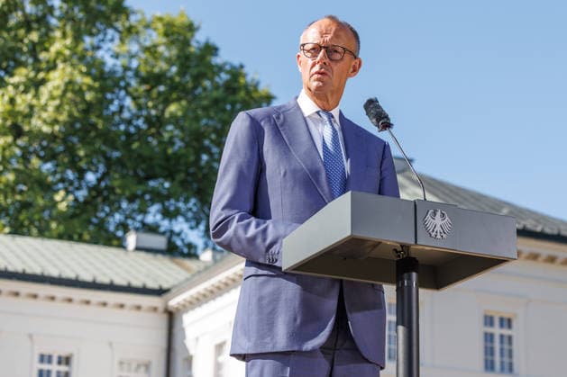 Kabinettsklausur im Schloss Neuhardenberg Bundeskanzler Friedrich Merz (CDU) bei einer Kabinettsklausur am 25.08.26 im Schloss Neuhardenberg in Brandenburg. Brandenburg Deutschland Schloss Neuhardenberg *** Cabinet Retreat at Neuhardenberg Castle: Federal Chancellor Friedrich Merz (CDU) at a cabinet retreat on August 25, 2026, at Neuhardenberg Castle in Brandenburg, Germany. Neuhardenberg Castle