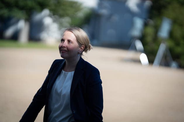 Verena Hubertz, Bundesministerin für Wohnen, Stadtentwicklung und Bauwesen, bei ihrer Ankunft;Kabinettsklausur der Deutschen Bundesregierung auf Schloss Neuhardenberg, Märkisch-Oderland Brandenburg Deutschland Schloss Neuhardenberg *** Verena Hubertz, Federal Minister for Housing, Urban Development, and Construction, upon her arrival at the German Federal Government’s cabinet retreat at Neuhardenberg Castle, Märkisch Oderland, Brandenburg, Germany; Neuhardenberg Castle