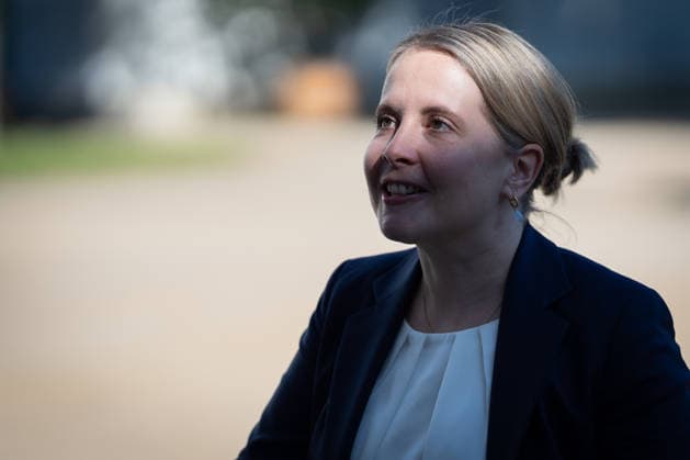 Verena Hubertz, Bundesministerin für Wohnen, Stadtentwicklung und Bauwesen, bei ihrer Ankunft;Kabinettsklausur der Deutschen Bundesregierung auf Schloss Neuhardenberg, Märkisch-Oderland Brandenburg Deutschland Schloss Neuhardenberg *** Verena Hubertz, Federal Minister for Housing, Urban Development, and Construction, upon her arrival at the German Federal Government’s cabinet retreat at Neuhardenberg Castle, Märkisch Oderland, Brandenburg, Germany; Neuhardenberg Castle