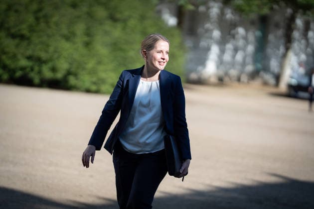 Verena Hubertz, Bundesministerin für Wohnen, Stadtentwicklung und Bauwesen, bei ihrer Ankunft;Kabinettsklausur der Deutschen Bundesregierung auf Schloss Neuhardenberg, Märkisch-Oderland Brandenburg Deutschland Schloss Neuhardenberg *** Verena Hubertz, Federal Minister for Housing, Urban Development, and Construction, upon her arrival at the German Federal Government’s cabinet retreat at Neuhardenberg Castle, Märkisch Oderland, Brandenburg, Germany; Neuhardenberg Castle