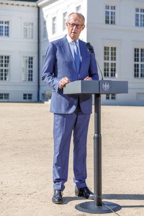 Kabinettsklausur im Schloss Neuhardenberg Bundeskanzler Friedrich Merz (CDU) bei einer Kabinettsklausur am 25.08.26 im Schloss Neuhardenberg in Brandenburg. Brandenburg Deutschland Schloss Neuhardenberg *** Cabinet Retreat at Neuhardenberg Castle: Federal Chancellor Friedrich Merz (CDU) at a cabinet retreat on August 25, 1926, at Neuhardenberg Castle in Brandenburg, Germany; Neuhardenberg Castle
