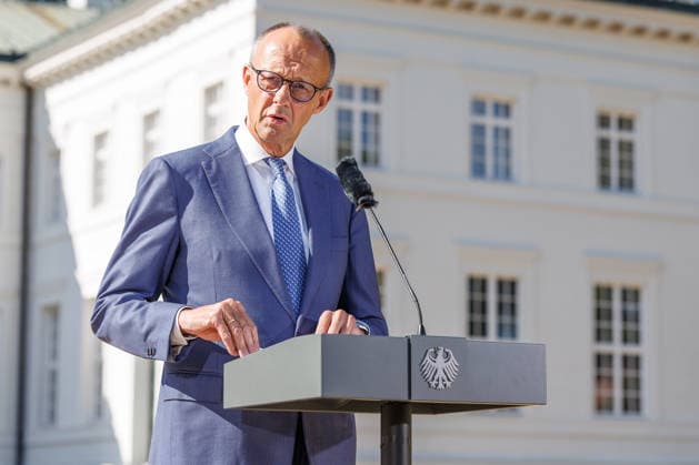 Kabinettsklausur im Schloss Neuhardenberg Bundeskanzler Friedrich Merz (CDU) bei einer Kabinettsklausur am 25.08.26 im Schloss Neuhardenberg in Brandenburg. Brandenburg Deutschland Schloss Neuhardenberg *** Cabinet Retreat at Neuhardenberg Castle: Federal Chancellor Friedrich Merz (CDU) at a cabinet retreat on August 25, 2026, at Neuhardenberg Castle in Brandenburg, Germany; Neuhardenberg Castle
