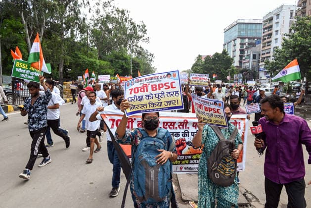 Students hold a protest march towards the Bihar Chief Minister™s residence in Patna Patna, Aug 25 (ANI): Students hold placards during the protest over the cancellation of the 70th BPSC examination and address alleged paper leaks, exam irregularities, and employment concerns, in Patna on Tuesday. Patna Bihar India Copyright: xANIx ANI_20260825042