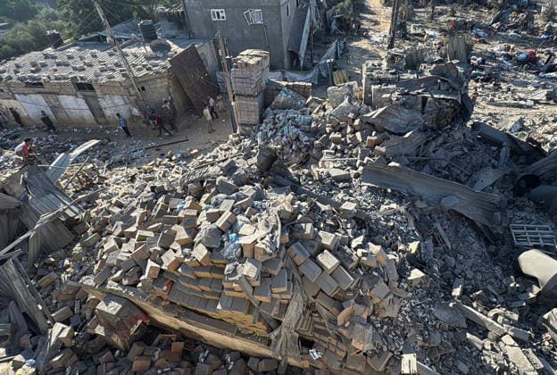 Palestinians Inspect Damage After Israeli Strike in Deir el-Balah Palestinians inspect destruction caused by an Israeli strike that hit residents’ homes, displacement tents and a food aid warehouse in Deir el-Balah, in the central Gaza Strip, on August 25, 2026. The strike took place the previous evening after an Israeli warning ordering residents to evacuate the area. Photo by Ahmed Ibrahim apaimages Deir al-Balah Gaza Palestinian Territory 250826_Deir_al-Balah_AI_00(39) Copyright: xapaimagesxAhmedxIbrahimx xapaimagesx