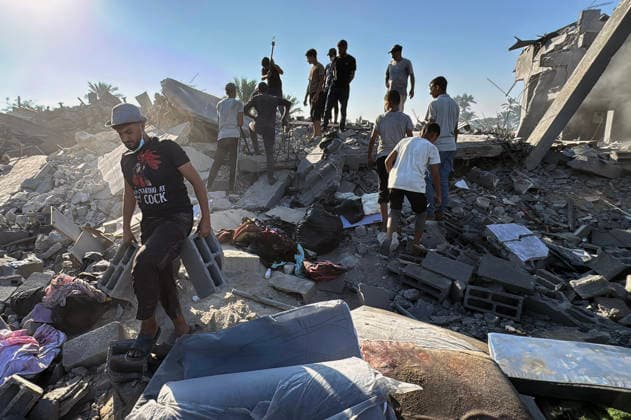 Palestinians Inspect Damage After Israeli Strike in Deir el-Balah Palestinians inspect destruction caused by an Israeli strike that hit residents’ homes, displacement tents and a food aid warehouse in Deir el-Balah, in the central Gaza Strip, on August 25, 2026. The strike took place the previous evening after an Israeli warning ordering residents to evacuate the area. Photo by Ahmed Ibrahim apaimages Deir al-Balah Gaza Palestinian Territory 250826_Deir_al-Balah_AI_00(29) Copyright: xapaimagesxAhmedxIbrahimx xapaimagesx