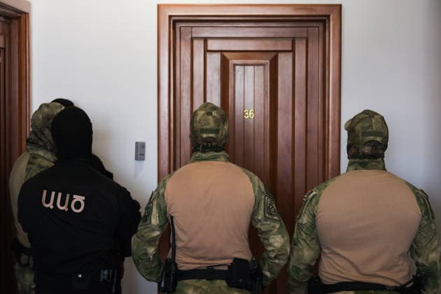 ARMENIA, YEREVAN - AUGUST 25, 2026: Law enforcement officers are seen outside an apartment of Levon Kocharyan, a member of the Armenia faction (Alliance Armenia) in the National Assembly of Armenia and son of former Armenian President Robert Kocharyan (1998-2008). The Armenian Anti-Corruption Committee accuses Robert Kocharyan of using his official position to acquire property at a price below its market value. Alexander Patrin TASS  96623067